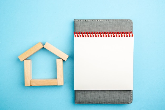 vue de dessus divers blocs-notes dans des blocs de bois en forme de maison sur fond bleu