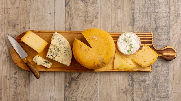 Vue de dessus divers fromages sur une table