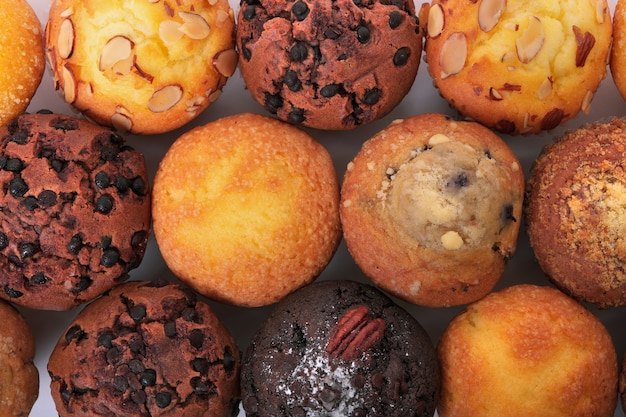 Vue de dessus de divers gâteaux à muffins