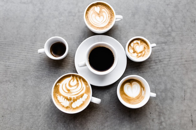 Vue de dessus de diverses tasses à café