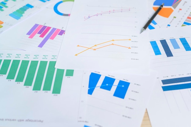 Vue de dessus des documents avec des données d'analyse se trouvant sur une tableselective focusx9