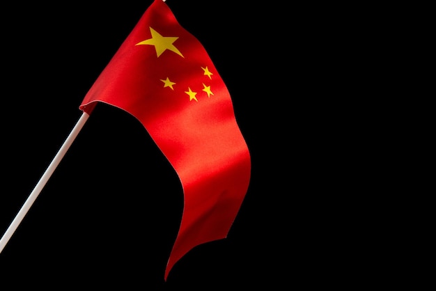Vue de dessus drapeau de la république populaire de chine isoler avec espace de copie sur fond sombre le drapeau o