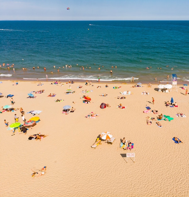 Vue de dessus de drone aérien sur la plage de sable