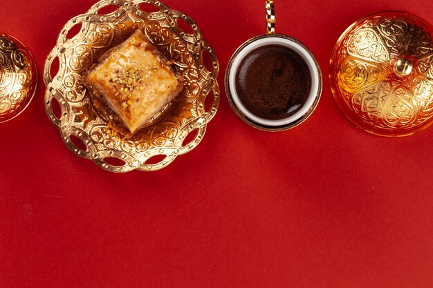 Vue de dessus du baklava et du café dans la vaisselle orientale