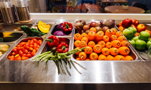 Vue De Dessus Du Bar à Salade Avec Assortiment D'ingrédients Pour Des Repas Sains Et Diététiques.