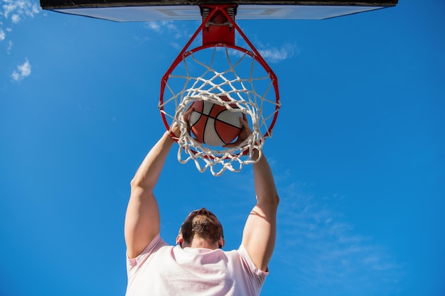 Vue de dessus du basketteur lance la balle dans le cerceau motivation extérieure