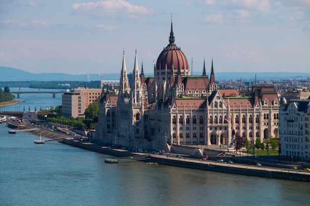 vue de dessus du bâtiment du Parlement à Budapest et du Danube