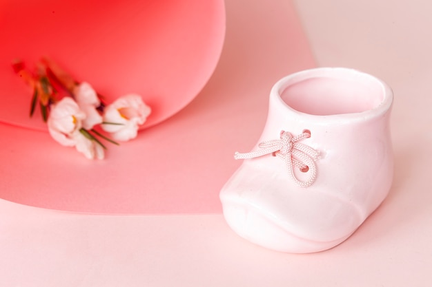 Vue de dessus du beau crocus frais et tasse en porcelaine forme de chaussure de bébé rose en tourbillon de papier