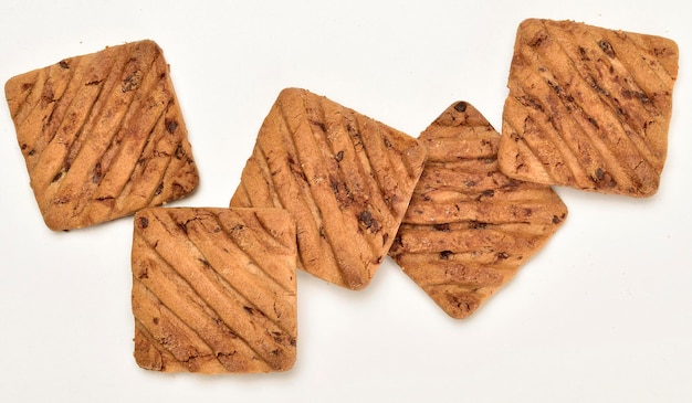 Vue de dessus du biscuit au chocolat sur fond blanc