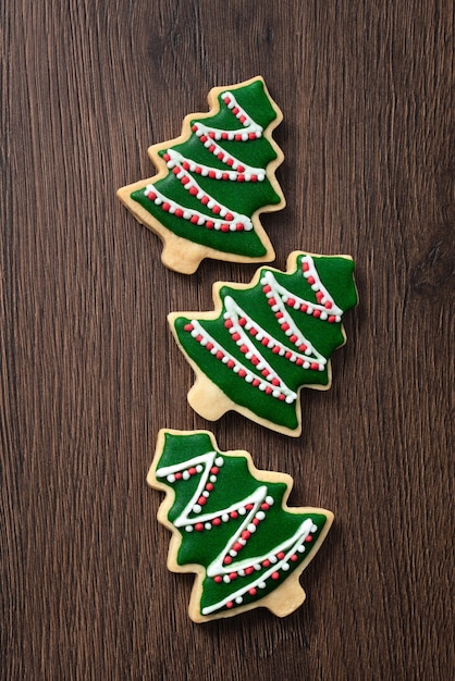 Vue de dessus du biscuit au sucre de sapin de Noël décoré