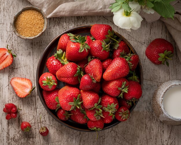 Vue de dessus du bol avec fraise sur table en bois