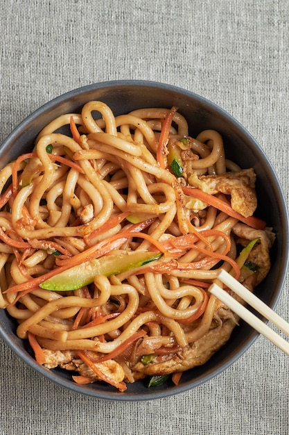 Vue de dessus du bol de nouilles udon