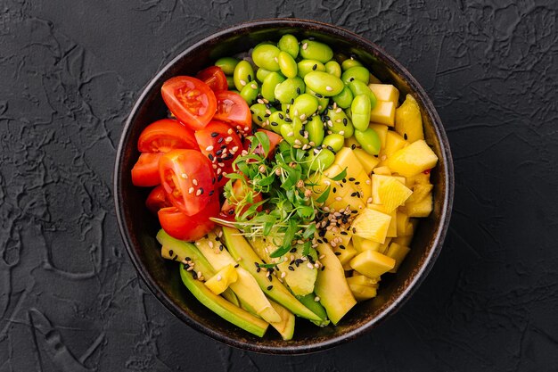 Vue de dessus du bol de poke végétalien fait maison