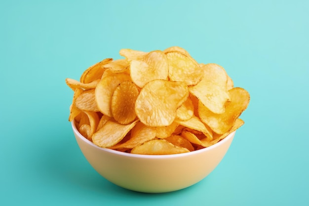 Vue de dessus du bol avec de savoureuses chips de pomme de terre sur un espace de texte d'arrière-plan coloré disponible