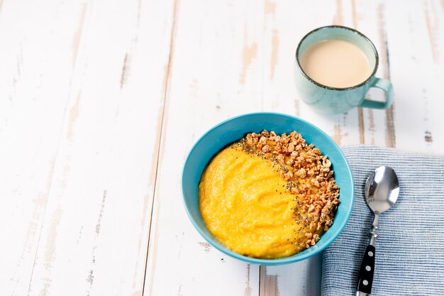 Vue de dessus du bol de smoothie jaune avec granola