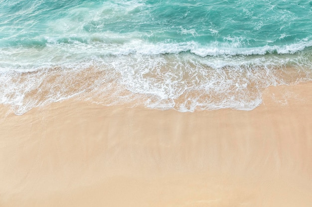 Vue de dessus du bord de mer avec du sable propre et des vagues