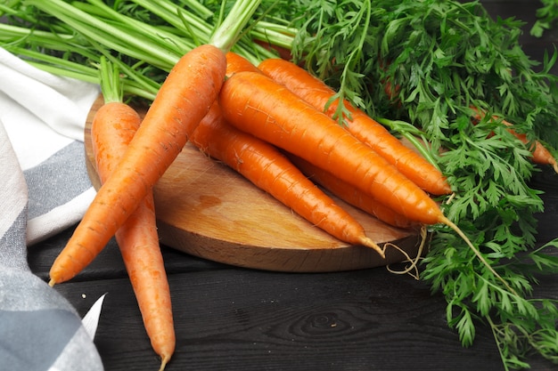 Vue de dessus du bouquet de carottes fraîches