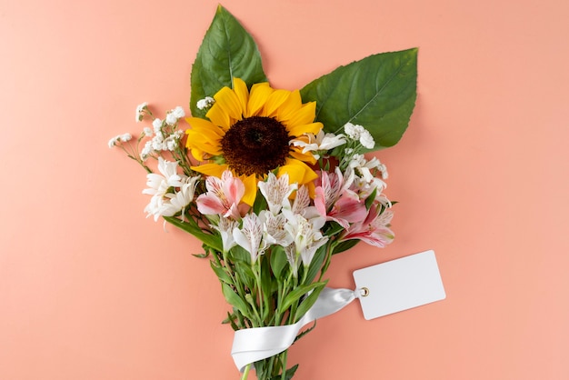 Vue de dessus du bouquet de fleurs avec carte vierge