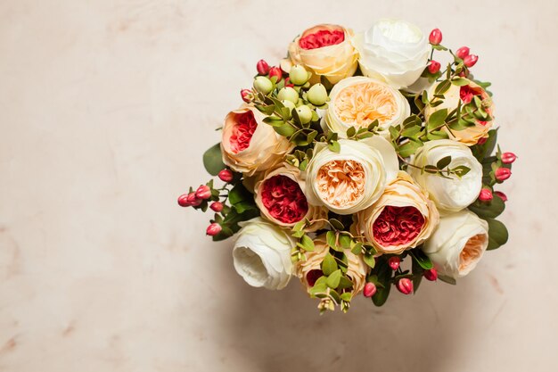 Vue de dessus du bouquet de mariée sur la table en marbre rose