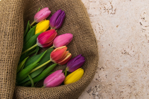 Vue de dessus du bouquet de tulipes multicolores