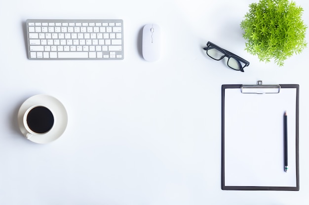 Vue de dessus du bureau blanc avec espace de copie pour saisir le texte