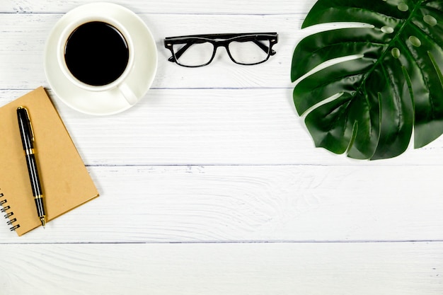 Vue de dessus du bureau, bureau en bois blanc avec café