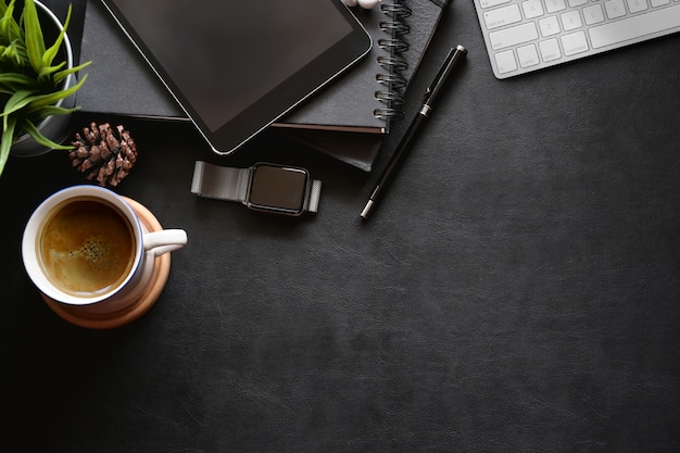 Photo vue de dessus du bureau en cuir noir avec ordinateur et fournitures