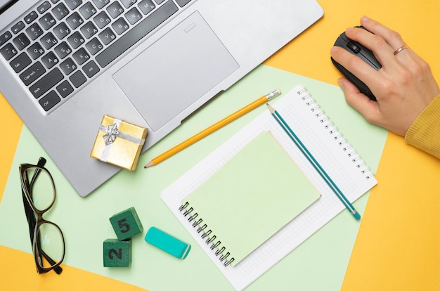 Vue de dessus du bureau avec papier à lettres et tablette