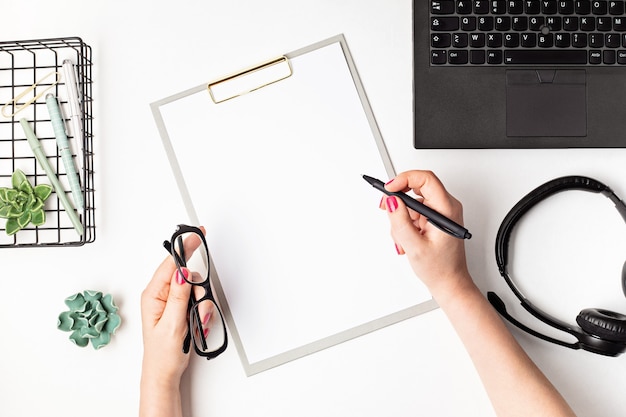 Vue de dessus du bureau. Table avec ordinateur portable et fournitures de bureau. Espace de travail de bureau à domicile plat, travail à distance, apprentissage à distance, vidéoconférence, concept d'appels