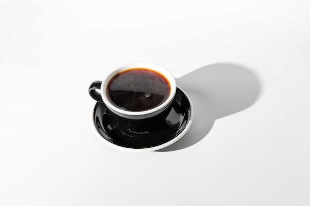 Vue de dessus du café dans une tasse noire avec sauce