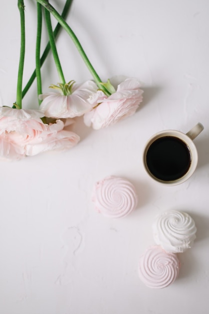 vue de dessus du café de fleurs tendres roses et des guimauves