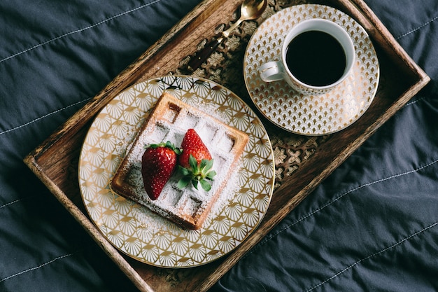 vue de dessus du café et des gaufres