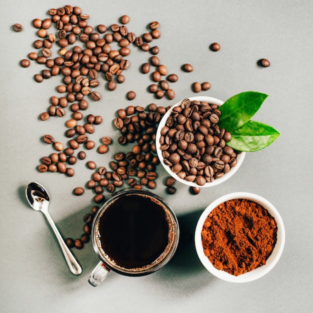 Vue de dessus du café sur gris