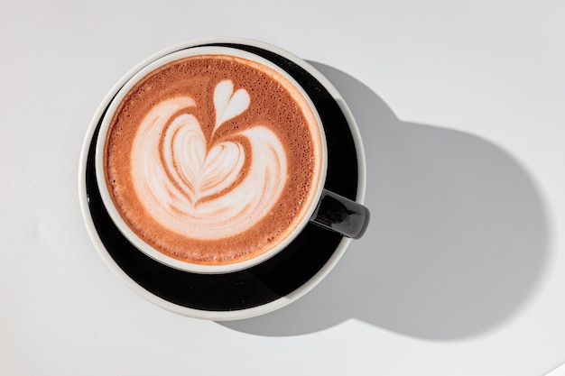 Vue de dessus du café avec mousse rouge et photo