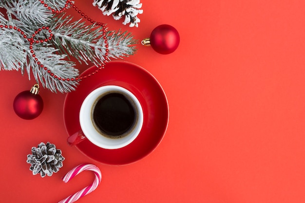 Vue de dessus du café noir dans la tasse rouge et composition de Noël