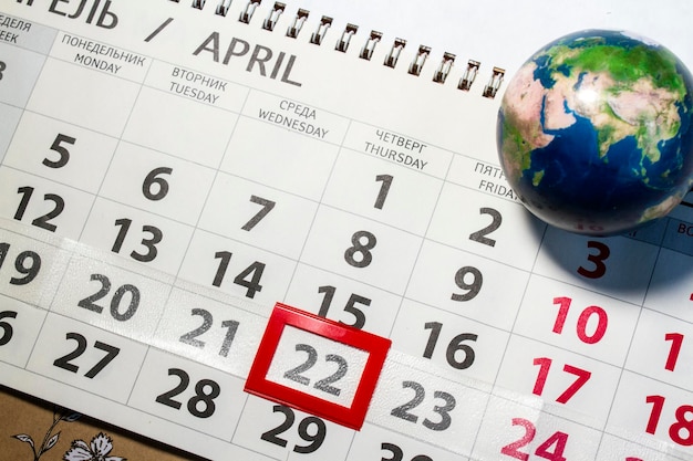 Vue de dessus du calendrier date marquée du 22 avril vacances du jour de la terre