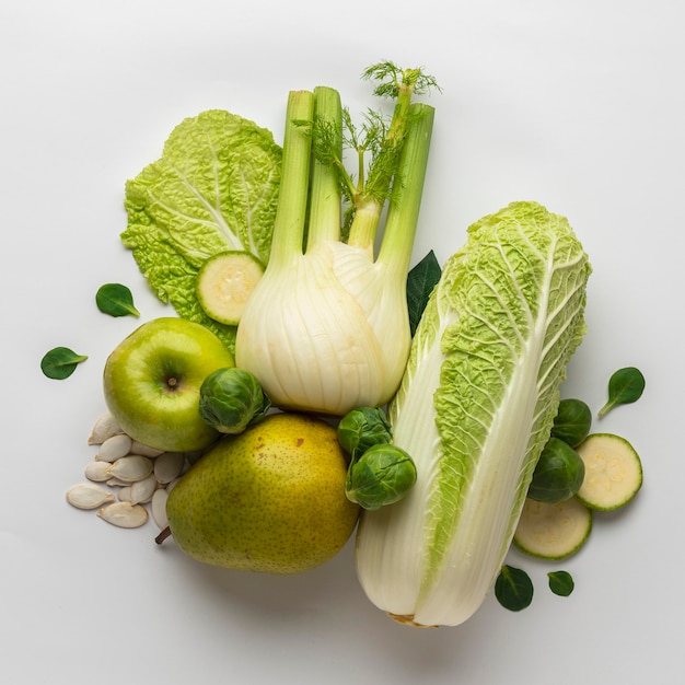 Vue de dessus du céleri avec pomme et poire