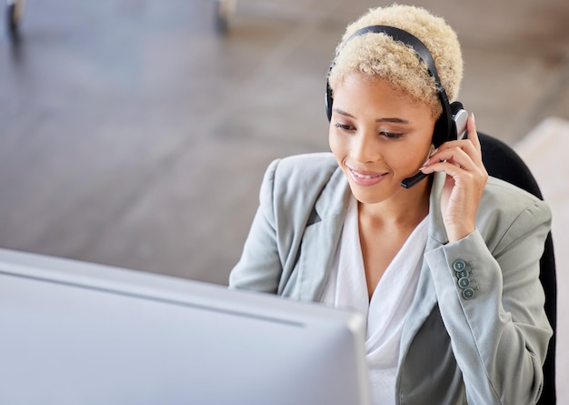 Vue de dessus du centre d'appels et de la femme noire dans le support client du bureau pour l'aide au télémarketing ou la consultation d'une femme afro-américaine ou d'une consultante avec des conseils sur le casque ou de parler sur le lieu de travail