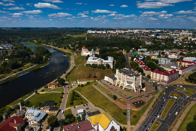 Vue de dessus du centre-ville de Grodno, en Biélorussie. Le centre historique avec son toit de tuiles rouges, le château et l'Opéra.