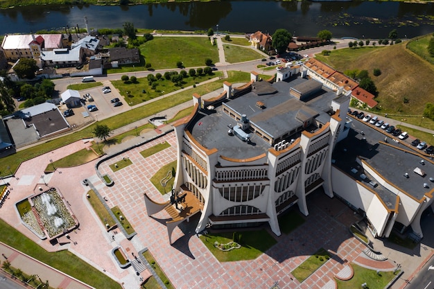 Vue de dessus du centre-ville de Grodno et de l'opéra blanc, en Biélorussie. Le centre historique de la ville avec un toit de tuiles rouges, un château et un opéra.