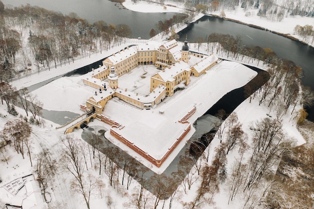 Vue de dessus du château de nesvizh en hiver dans les châteaux de la biélorussie