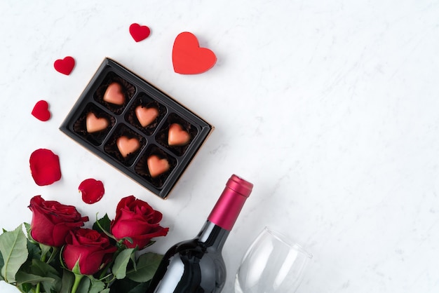 Vue de dessus du chocolat de la Saint-Valentin avec rose et vin