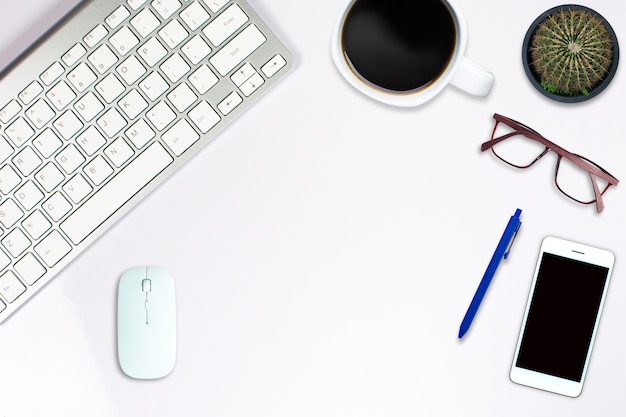 Vue de dessus du clavier d'ordinateur de style bureau.