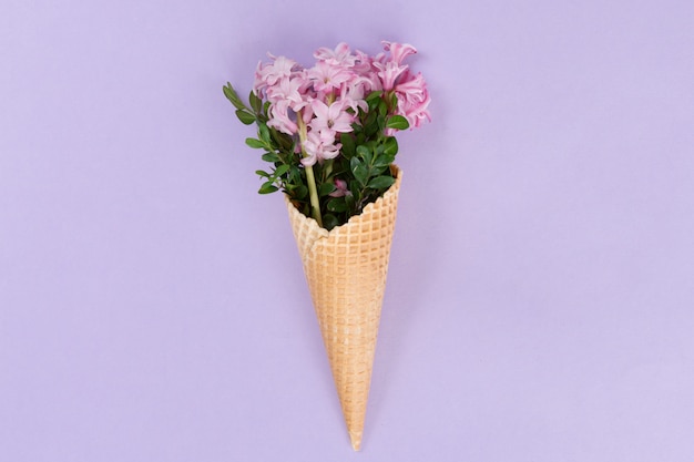 Vue de dessus du cône de gaufre avec bouquet de fleurs