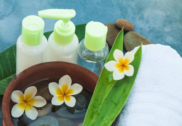 Vue de dessus du contenu du spa et des pierres pour le massage sur fond bleu