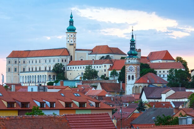 Vue de dessus du coucher du soleil de la ville de Mikulov (région de Moravie, République tchèque)