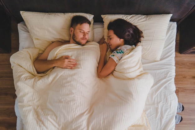 Vue de dessus du couple dans l'espace de copie de lit