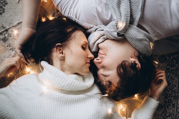 Vue de dessus du couple à la maison le temps de Noël