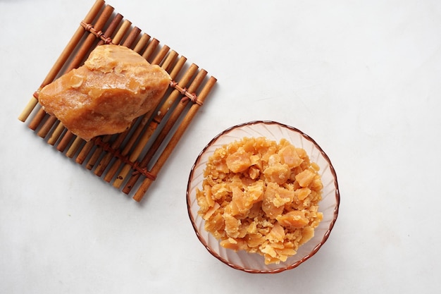 vue de dessus du cube de sucre de canne traditionnel jaggery sur fond blanc