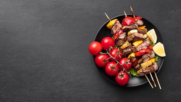 Photo vue de dessus du délicieux kebab aux tomates et copiez l'espace